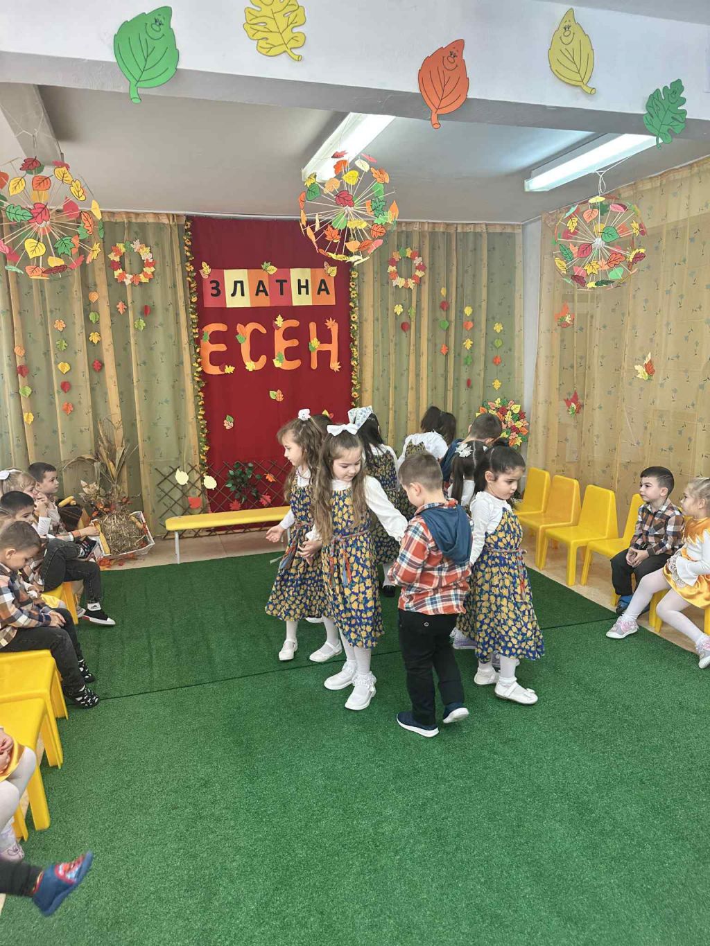 Есенно тържество в група Усмивка и група Шарена дъга - ДГ Щастливо - Медовец